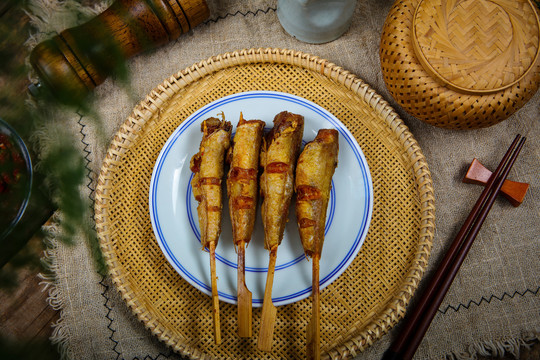 美味酥脆的炸串小鱼