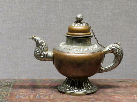 清代蒙古族银茶壶