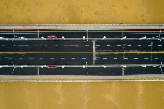 洪水下壮观的桥梁道路航拍