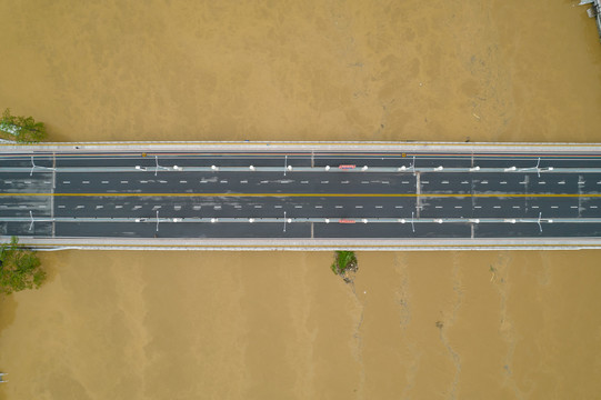 高空航拍洪水下的桥梁道路