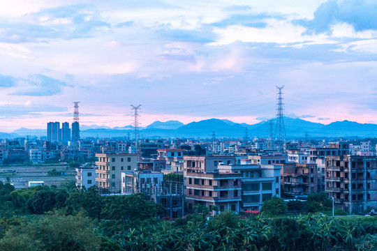 夕阳下的山峰与晚霞