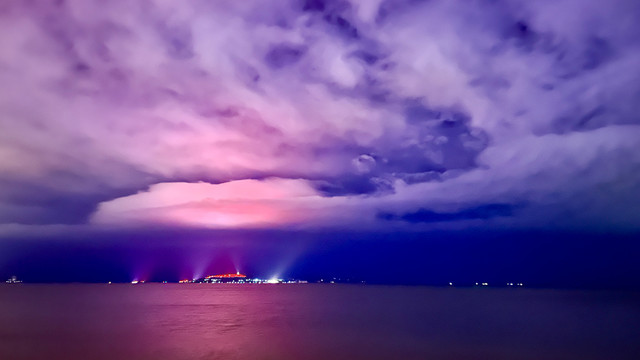 夜晚大海云层彩色天空