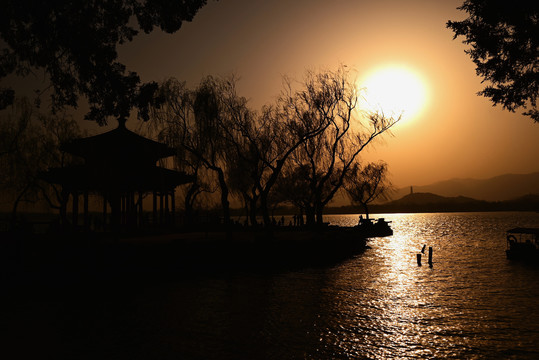 北京颐和园河边日落