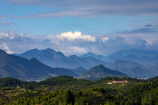 杭州千岛湖山峦晨曦云彩大气