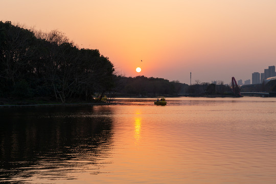 夕阳下的湖面