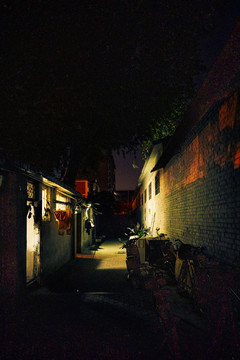 夜晚小巷平房的灯光