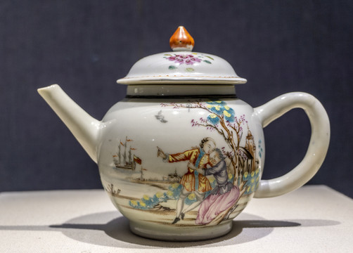 清乾隆粉彩西洋风景人物纹茶壶