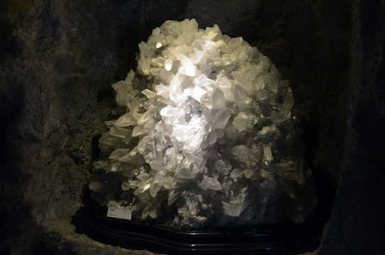 天然水晶矿石