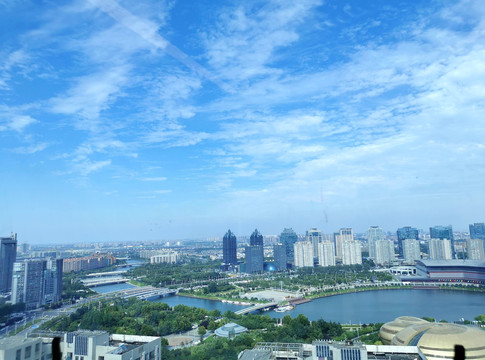 蓝天白云下的郑东新区