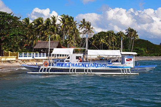 菲律宾海岛停靠的螃蟹船