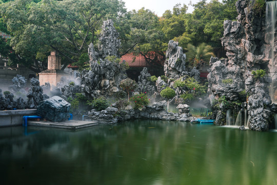 假山湖景