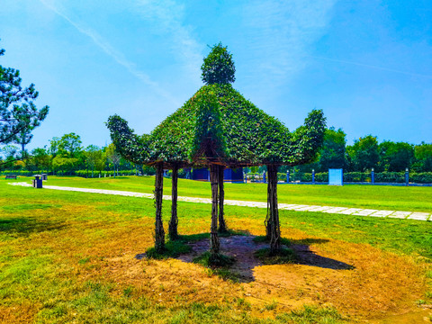 昆明池遗址公园植物雕塑凉亭