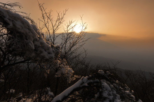 雪后鸡公山日落图片下载