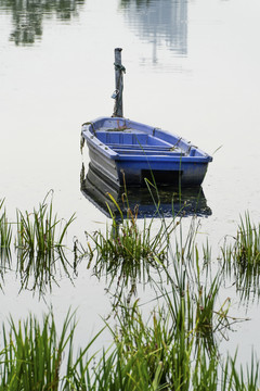 湖里的小船