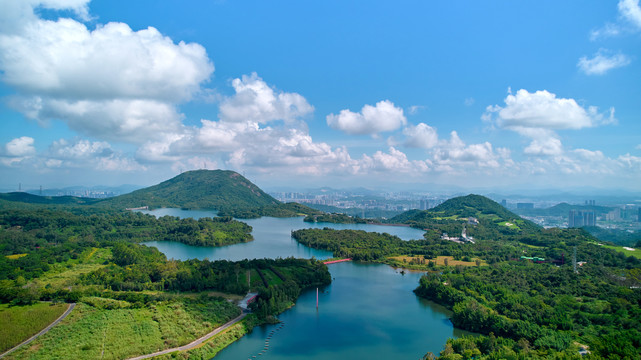 蓝天白云山水风光三洲田水库