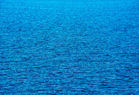 碧蓝的湖面