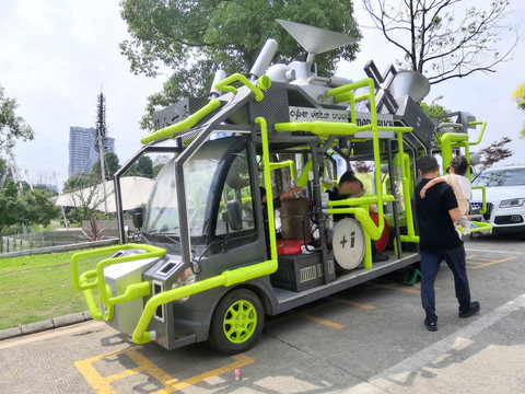 成都麓客岛露营市集上的创意车