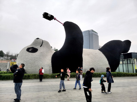 成都都江堰广场上的熊猫雕塑