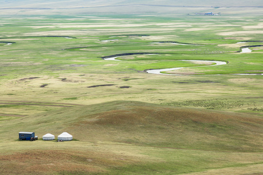 草原蒙古包河流羊群