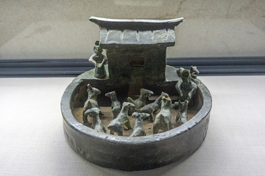 汉代绿釉陶羊圈