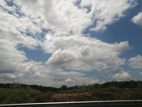 高速公路蓝天白云层