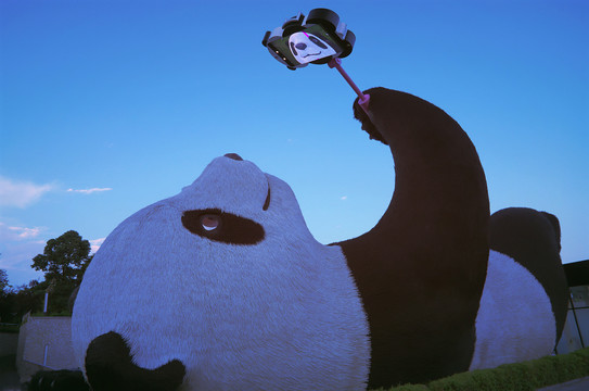 自拍大熊猫雕塑