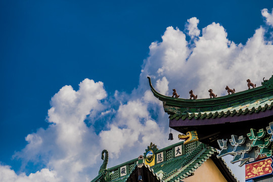 中国寺庙与蓝天白云