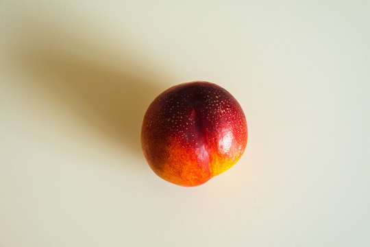 白底油桃