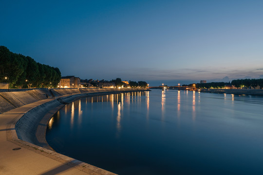 法国南法阿尔勒罗讷河畔夜景