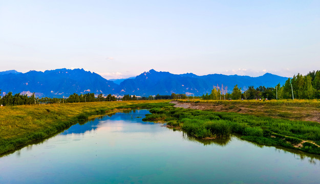 罗纹河湿地公园远眺秦岭山脉