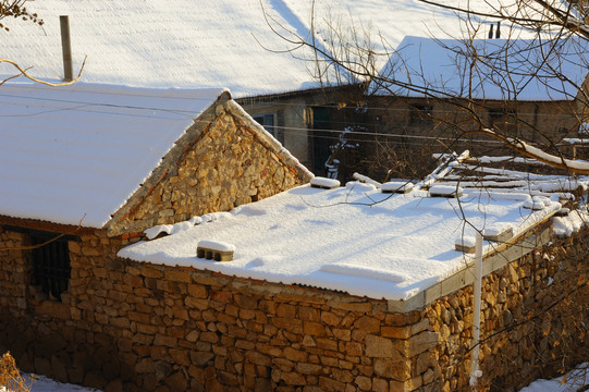 下雪的老农村