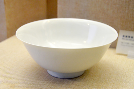 大明成化年制白釉碗
