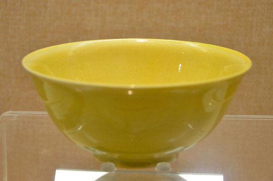 明代黄釉碗