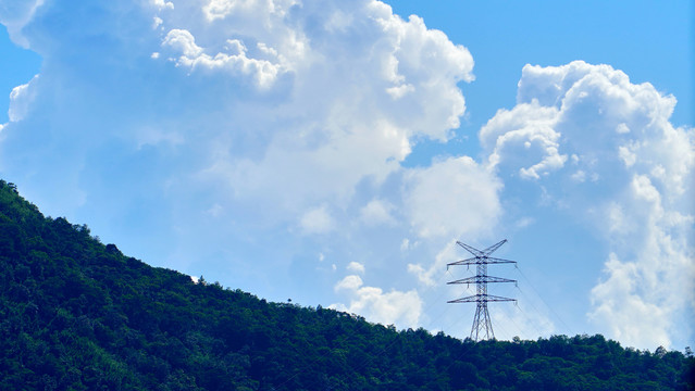 晴天白云高山电线塔