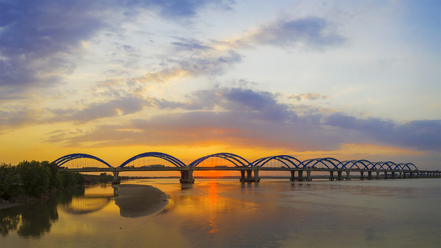 夕阳下的桥梁