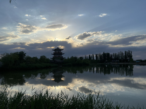 夕阳与古楼