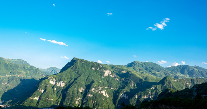 崇山峻岭