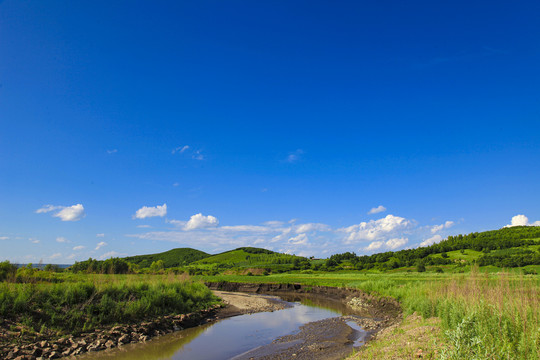 航拍田园农村河道S弯