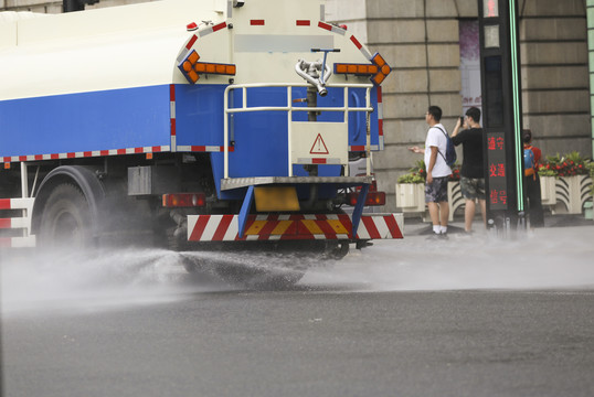 夏季道路上的洒水车