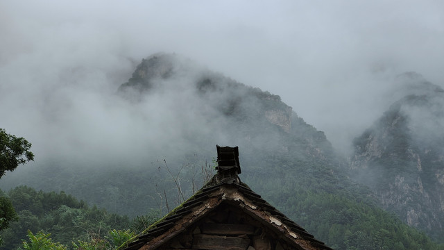 烟雾缭绕的山峰