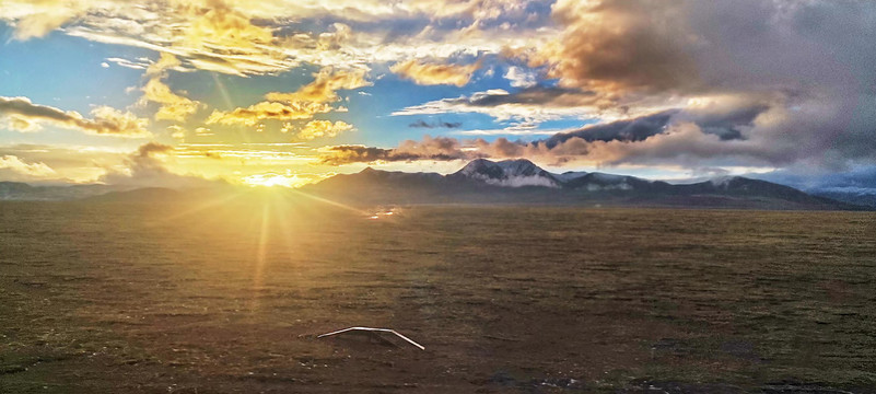 夕阳下的群山