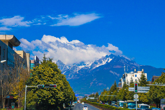 丽江街区玉龙雪山风光
