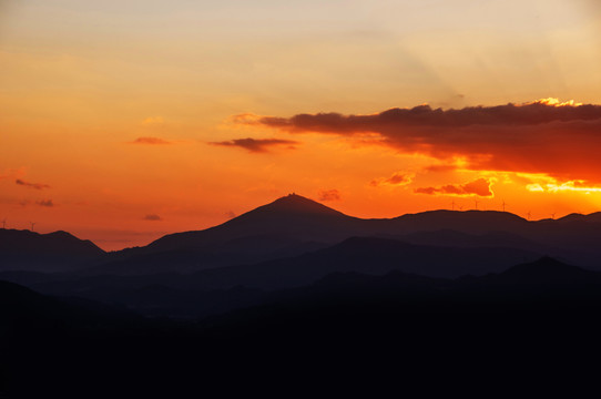 霞光彩色天空山影像