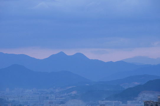 山峦写意风光