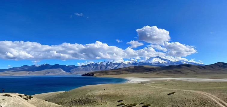 西藏湖景之一角