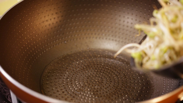 家常炝炒豆芽青豆芽黄豆芽