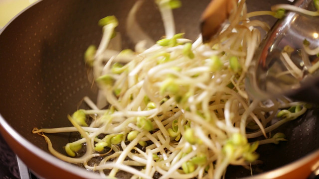 家常炝炒豆芽青豆芽黄豆芽