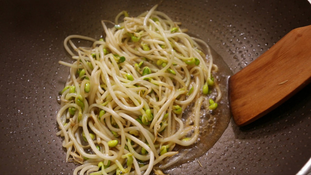 家常炝炒豆芽青豆芽黄豆芽