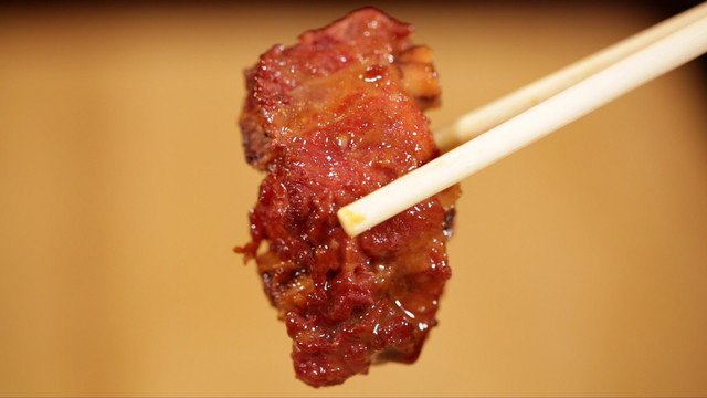 筷子夹起排骨肉