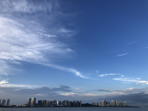 海边建筑与天空